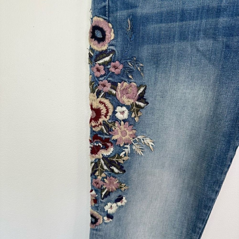 Driftwood Women’s Boho High Waisted Floral Embroidered Slim Leg Medium Wash Jean - Picture 4 of 10